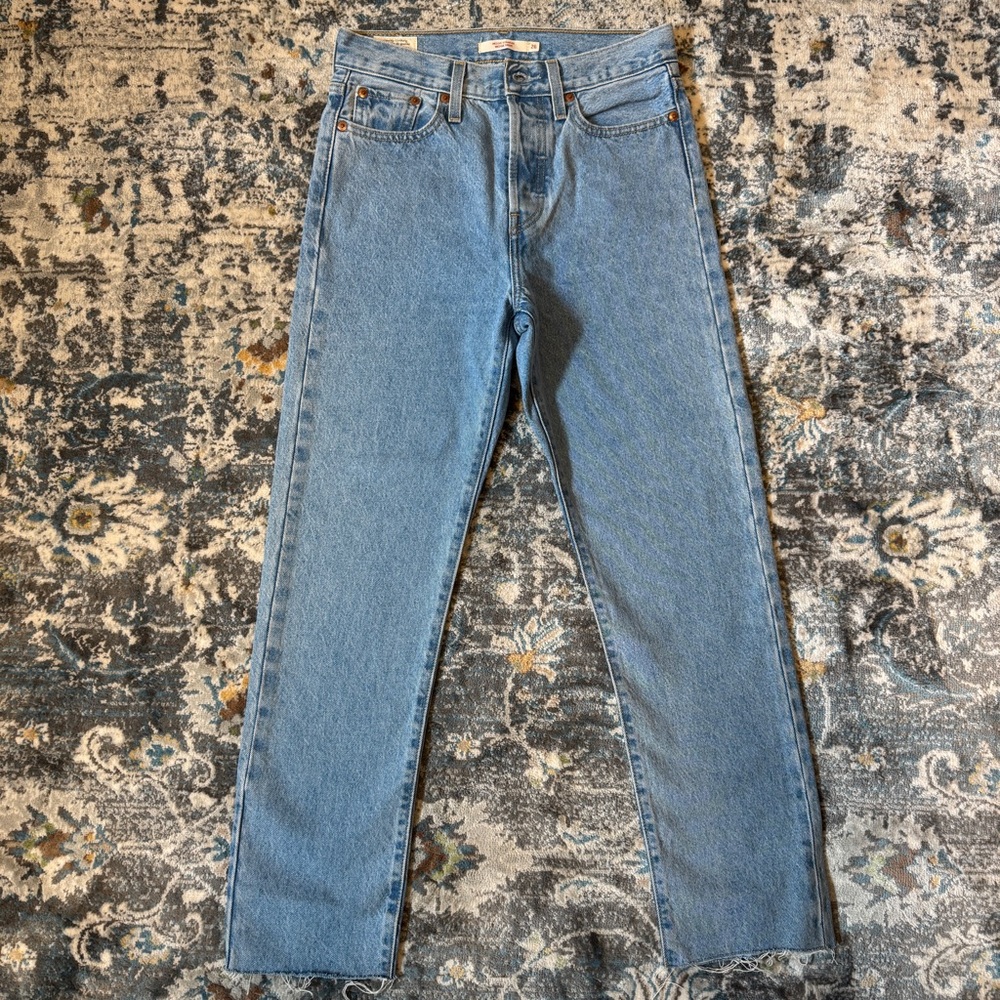 Levi’s wedgie straight raw hem 26